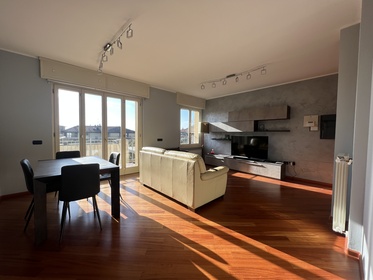 Elegante, moderno e ampio appartamento di 3 locali con doppi servizi, terrazzo, doppio box e cantina