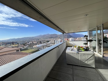 CANONE RIBASSATO!! MENDRISIO ZONA CENTRALE E RESIDENZIALE  ATTICO DI 4,5 locali con grande terrazza coperta E ENORME BOX PRIVATO